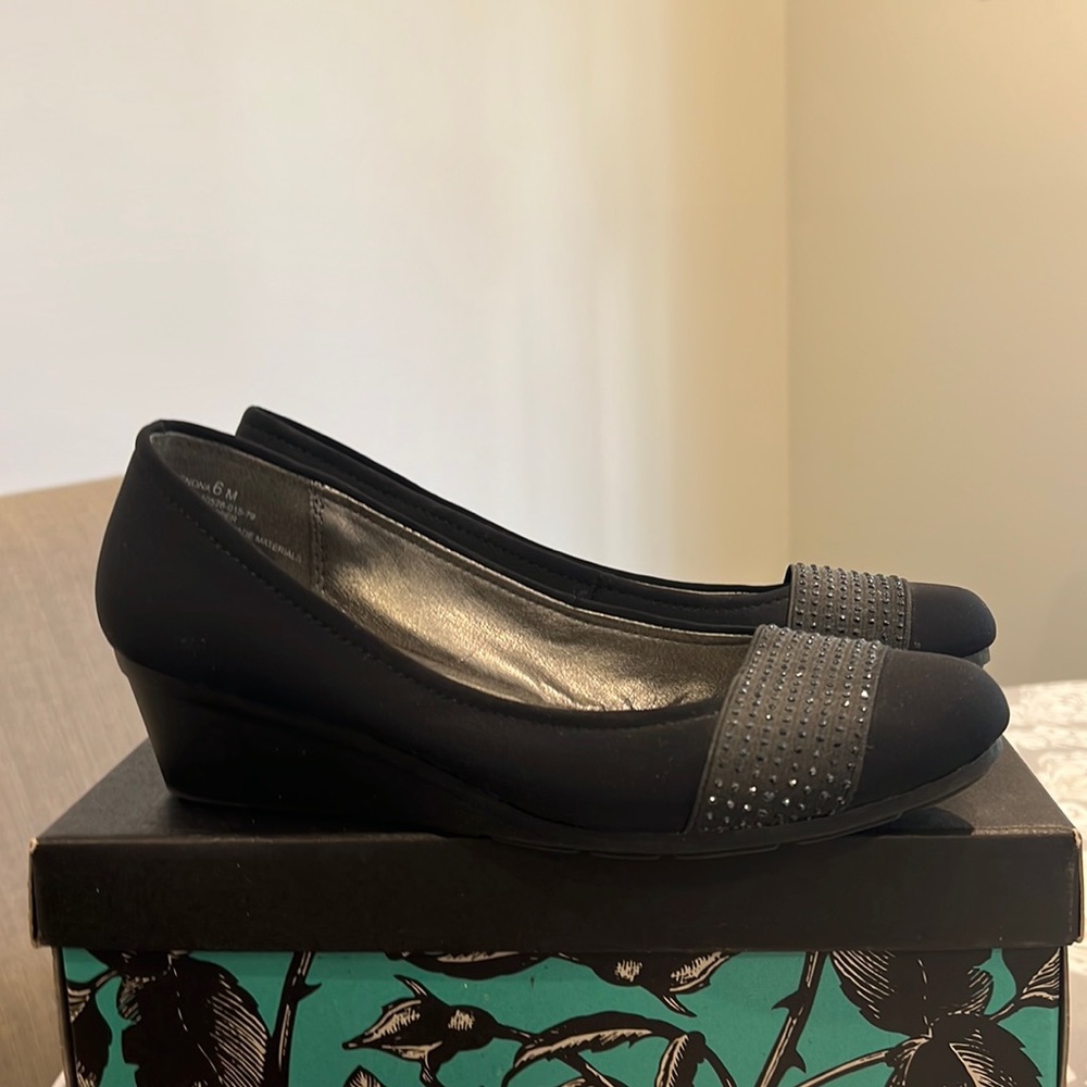 Black wedges